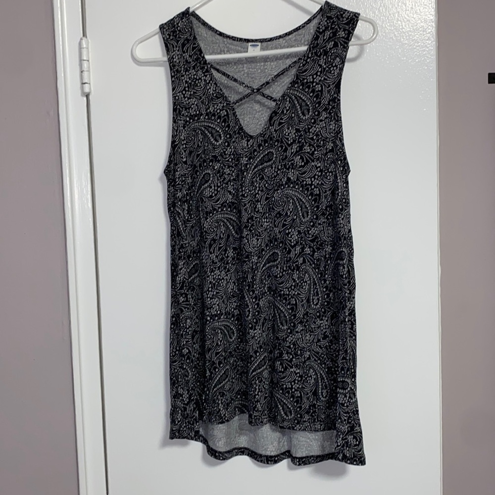 Size M long flowy tank top with a fun design‎ from Old Navy